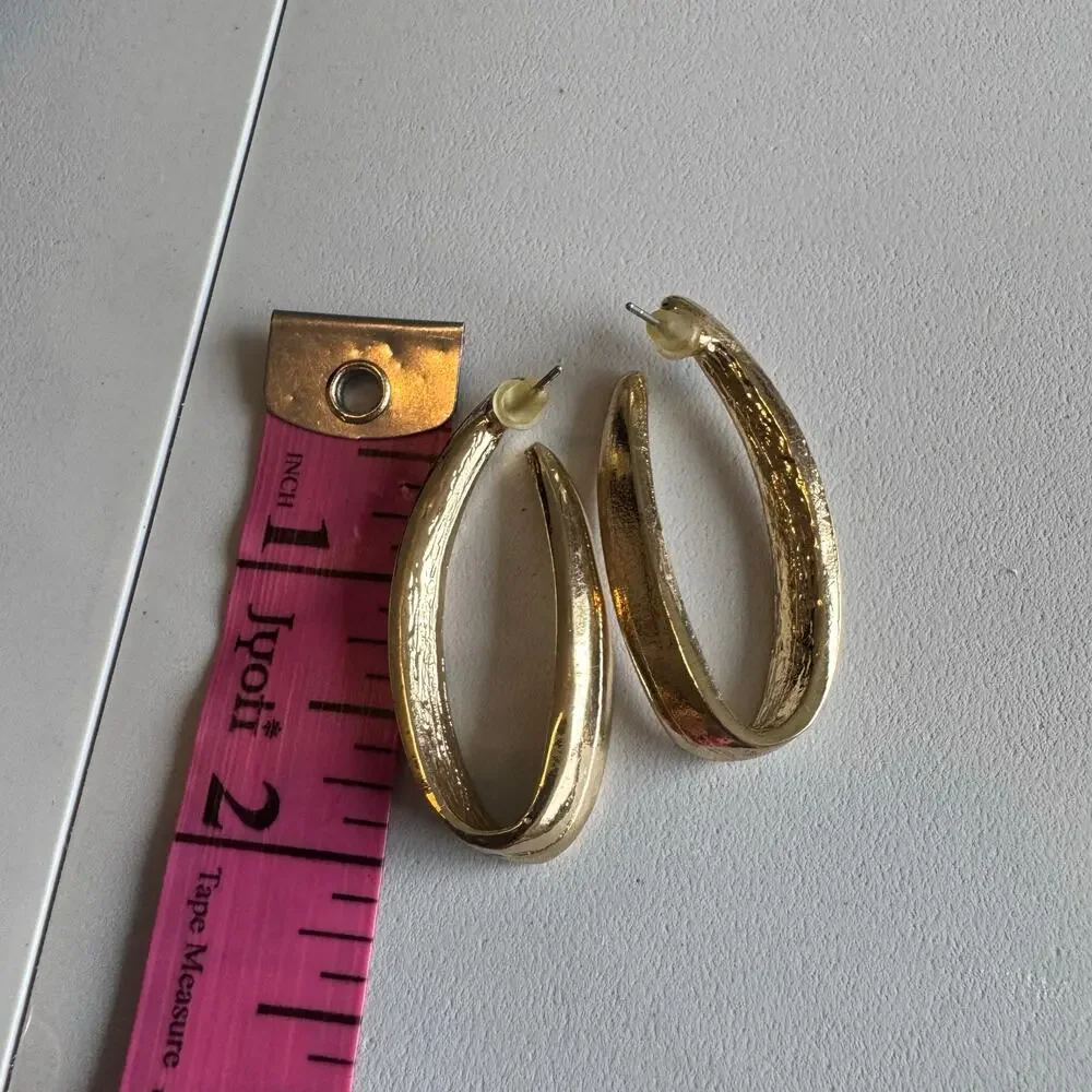 Vintage 80s Gold and white oval stud earrings